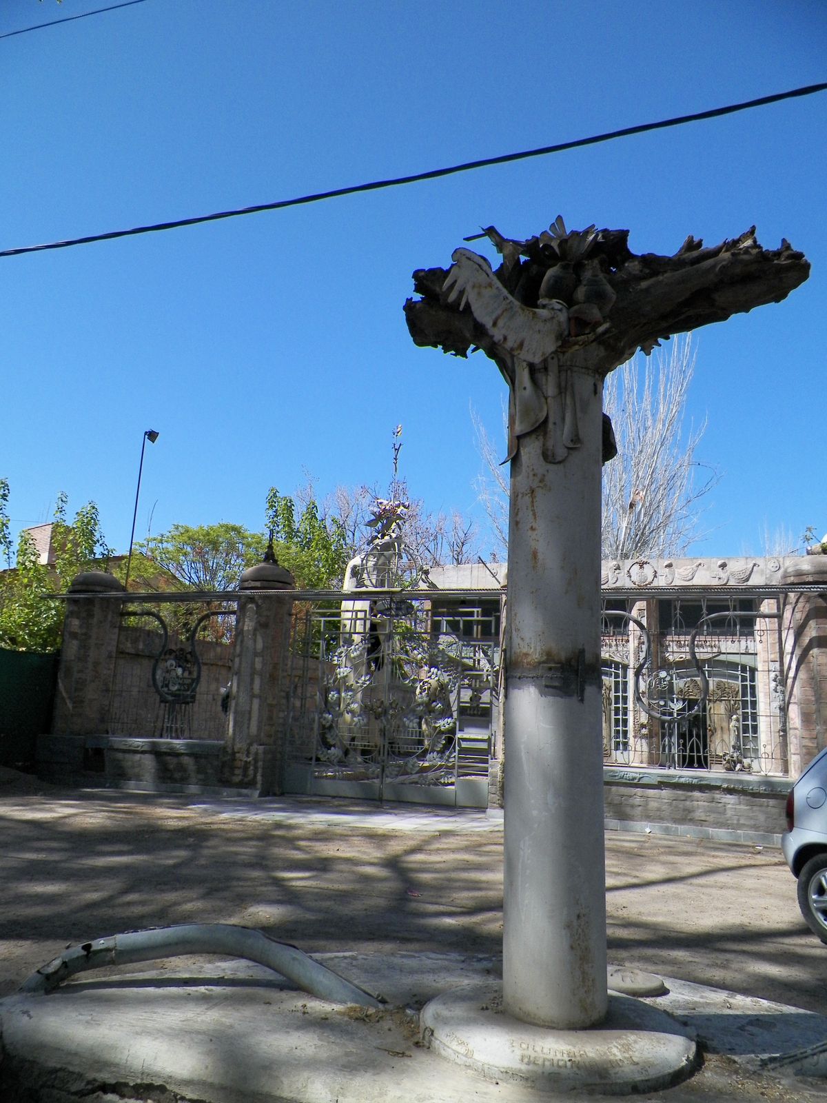 Columna de la Memoria, columna de hierro junto al portón de la casa-taller