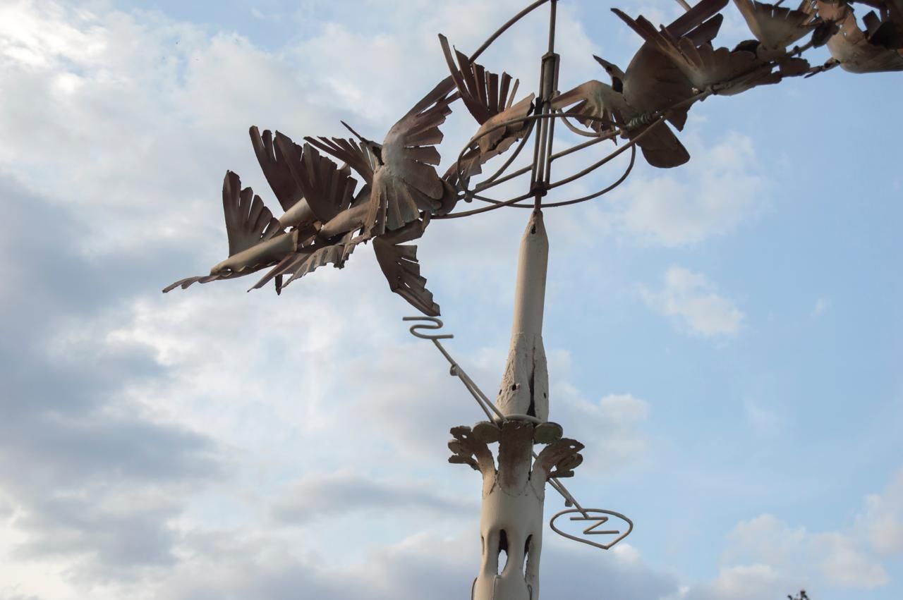 Veletas, detalle de la corona superior con aves contra el cielo