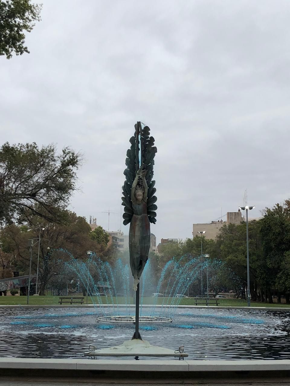 Memorial de la Bandera, vista general con la fuente iluminada de azul
