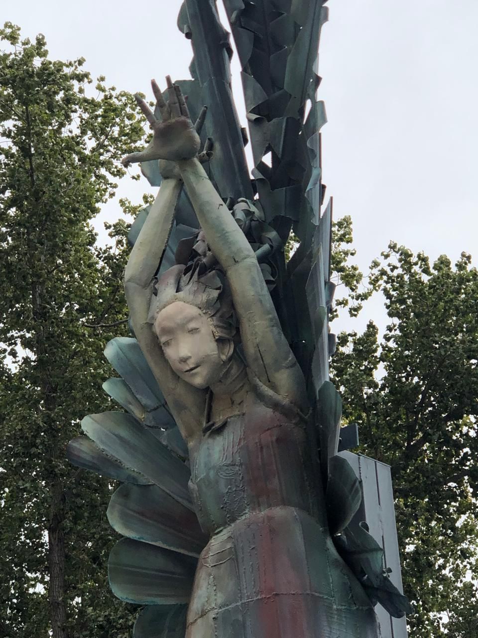 Memorial de la Bandera, detalle del rostro y los brazos en alto