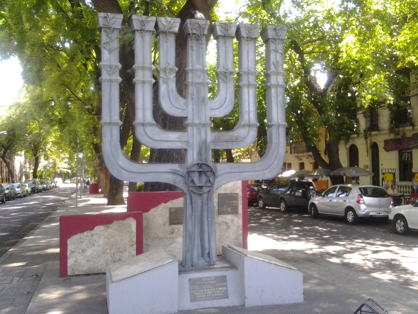 Menorah, vista general con la calle y las placas conmemorativas