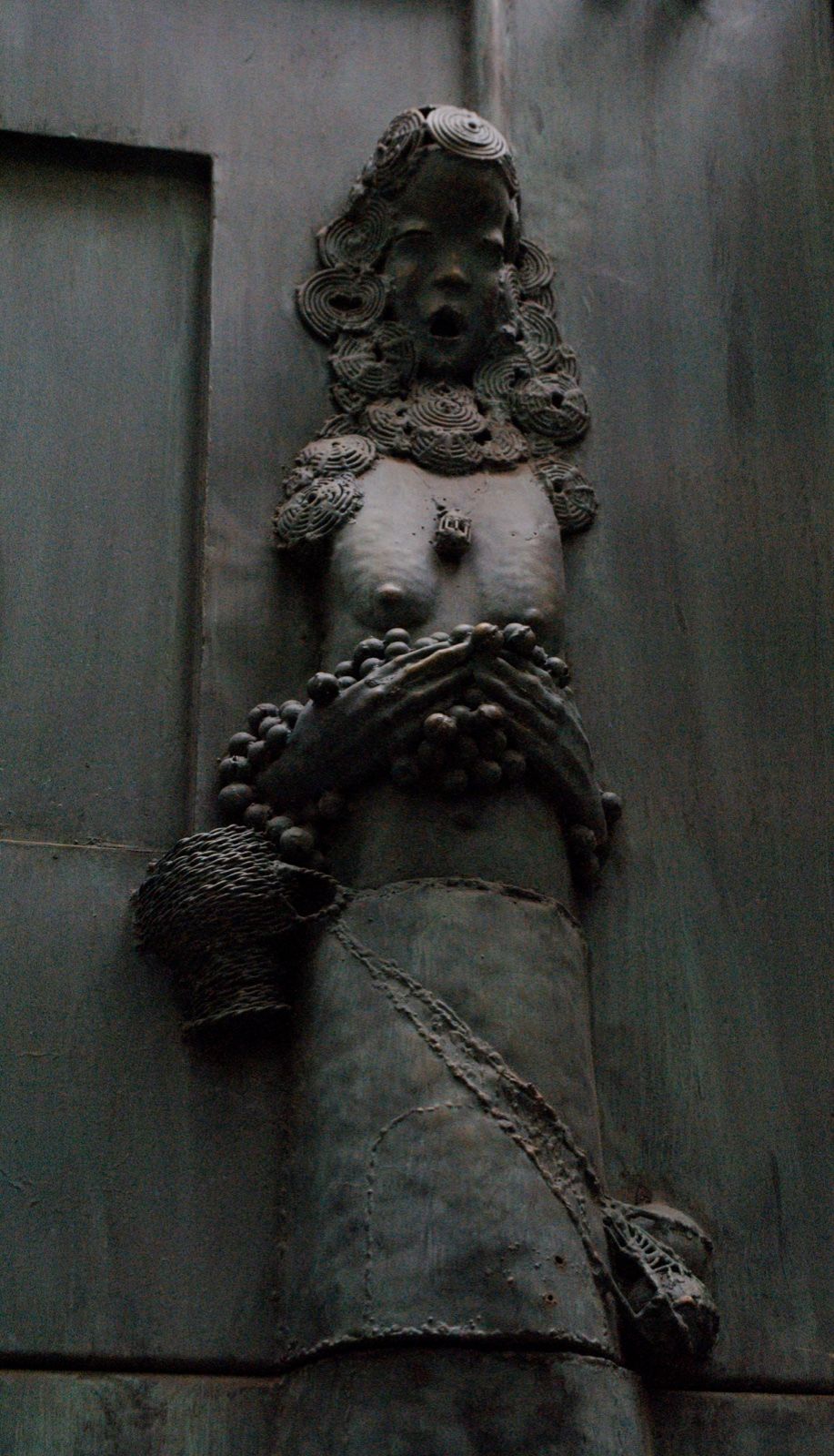 Vendimia Indígena, relieve de figura femenina con racimos de uva